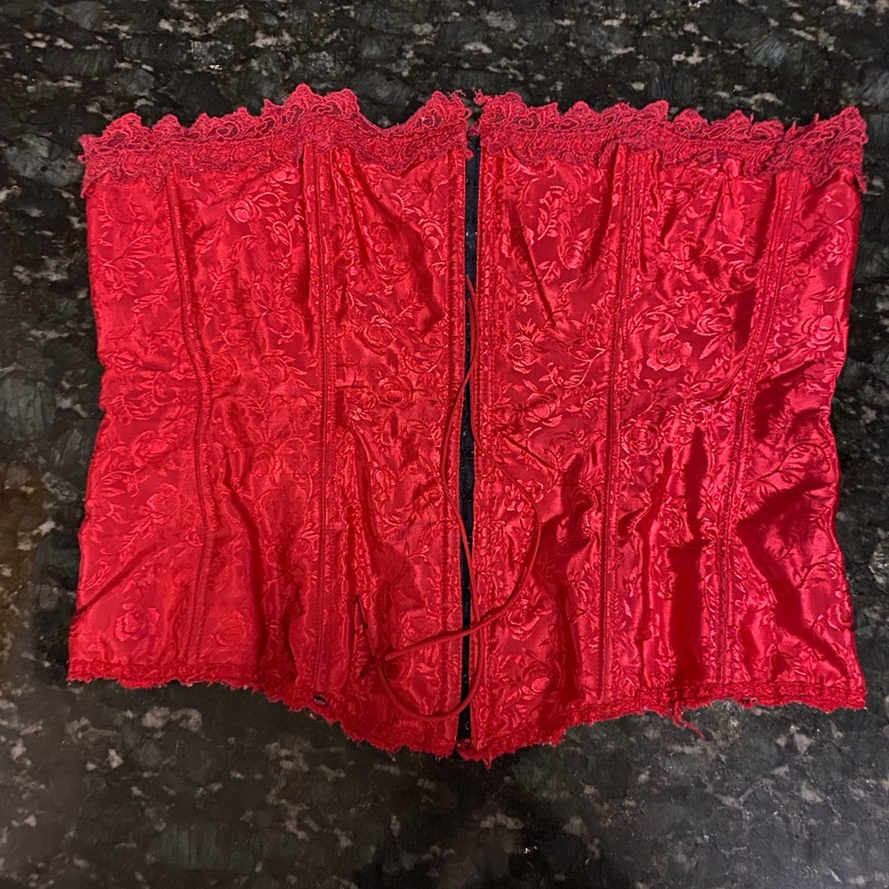 Red brocada and lace corset